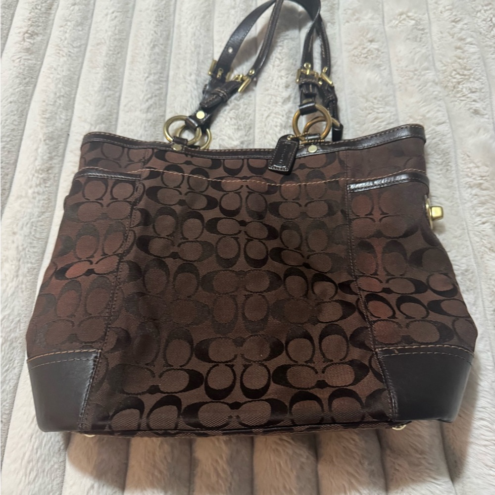 Coach bag- see photos for flaws $5final
Sold as is